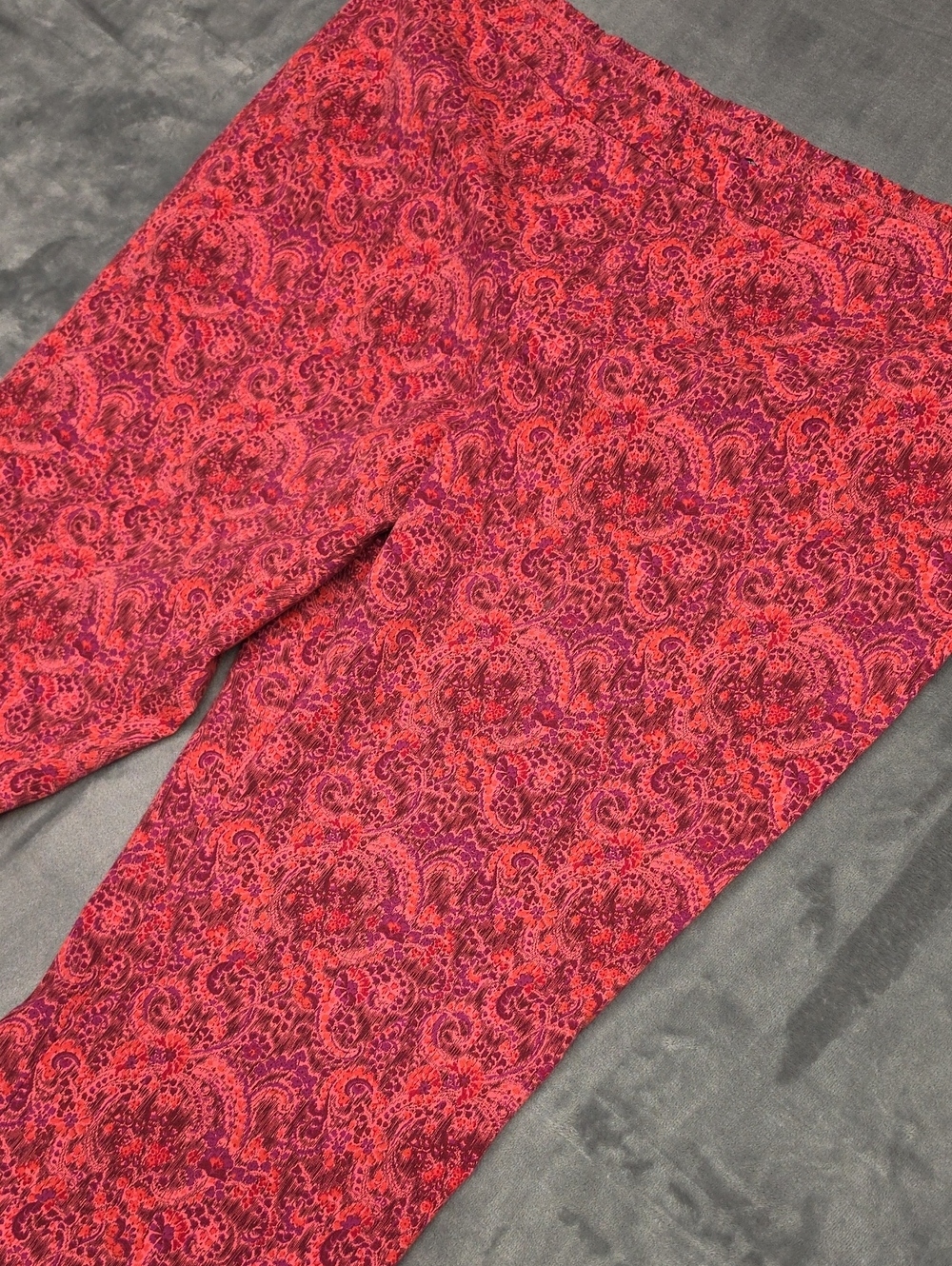 Isaac Mizrahi Pink and Purple Paisley Cropped Pull On Stretch Sz 26WP Pants